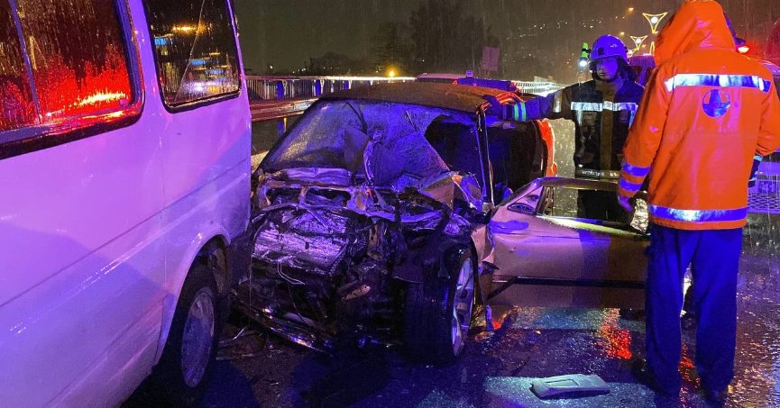 5 araç birbirine girdi: 1 ölü, 5 yaralı