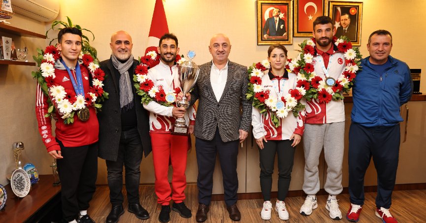 Dünya şampiyonlarına coşkulu karşılama 