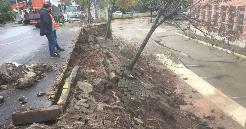 Okulun 7 metrelik istinat duvarı çöktü