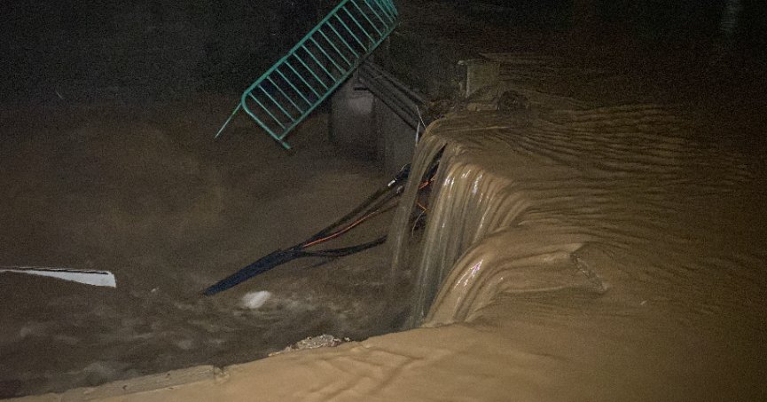 Dere taşınca sokakları ve iş yerlerini su bastı