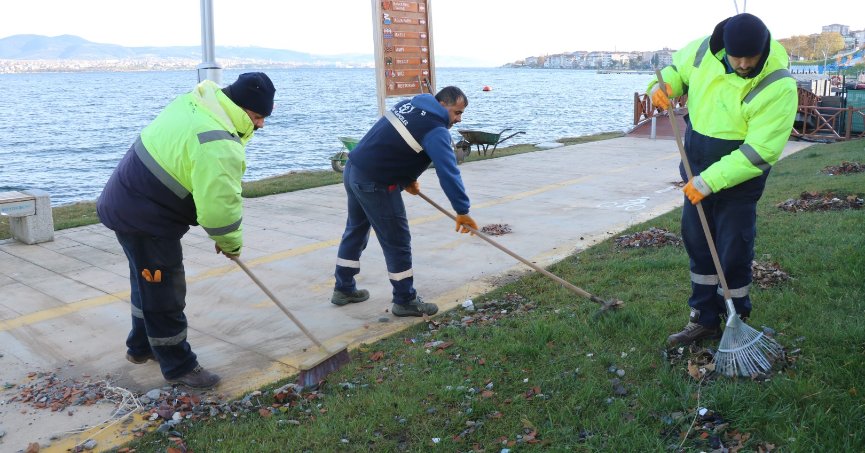 Büyükşehir ekipleri fırtınanın izlerini siliyor