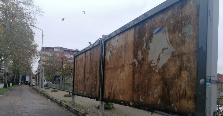 Reklam panoları tahrip olmuş durumda