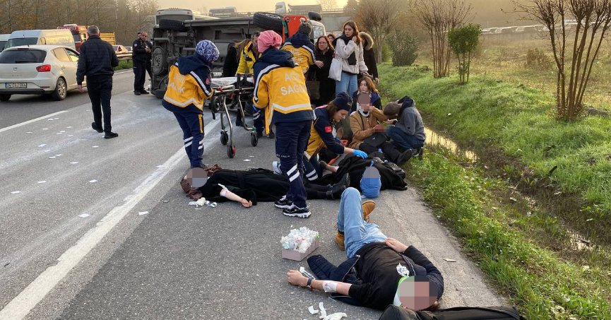 Otomobil minibüse çarptı: 17 yaralı