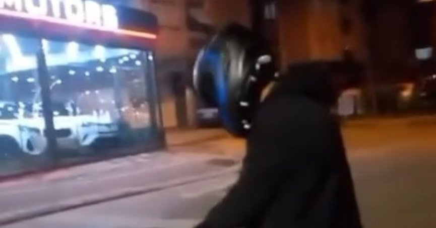 Oto galeriye kurşun yağdırıp sosyal medyada paylaştılar