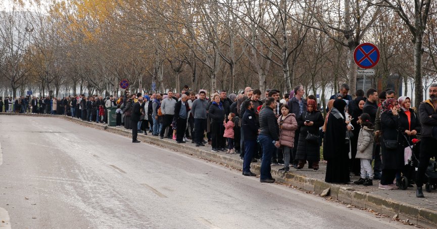 Milli gururumuz için metrelerce sıra oluştu
