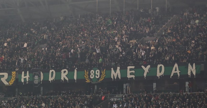 Taraftar takımını bağrına bastı 