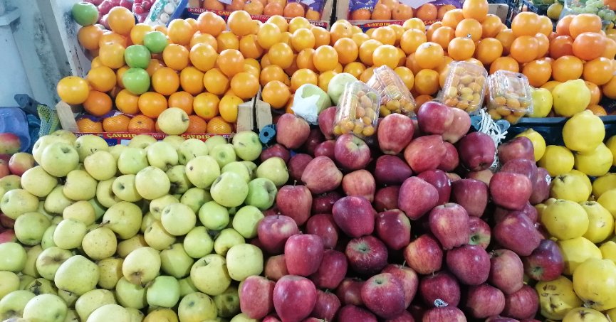 Semt pazarında meyvelere ilgi yoğun