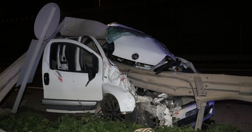 Hafif ticari araç bariyere saplandı: 3 yaralı