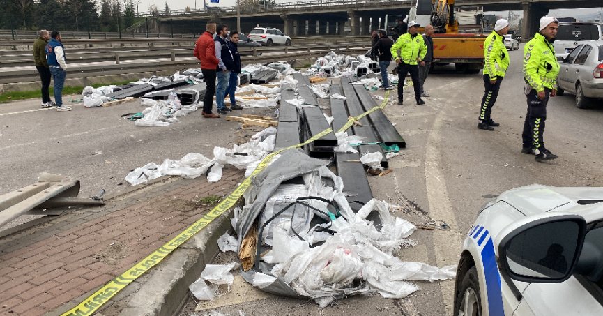 Tırdan düşen profiller kazaya neden oldu