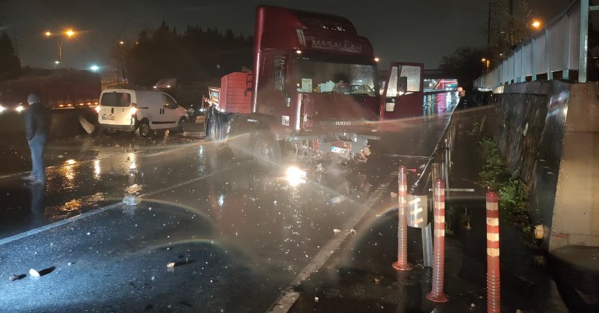 Bariyerleri aşan tır karşı şeritte durabildi