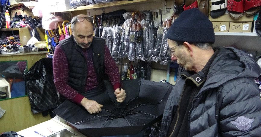 40 yıllık tek şemsiye tamircisinin işleri açıldı