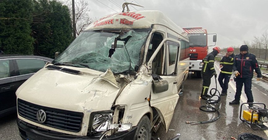 Yolcu minibüsü kamyona çarptı: 2 yaralı