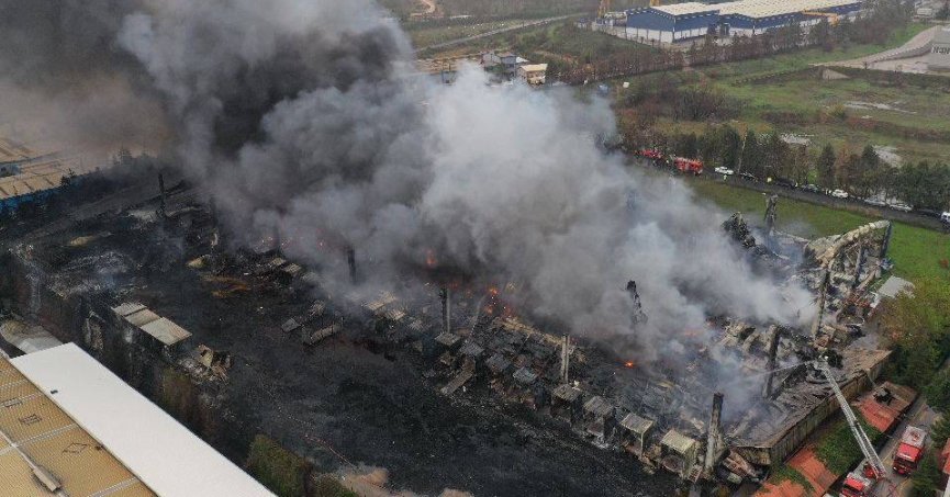 Lojistik deposunda çıkan yangında soğutma çalışmaları sürüyor