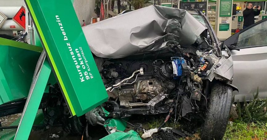 Tabelaya çarpan aracın sürücüsü yaşamını yitirdi