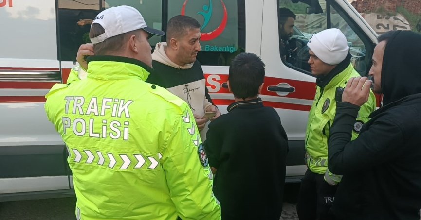 Karşıya geçmeye çalışan çocuğa otomobil çarptı