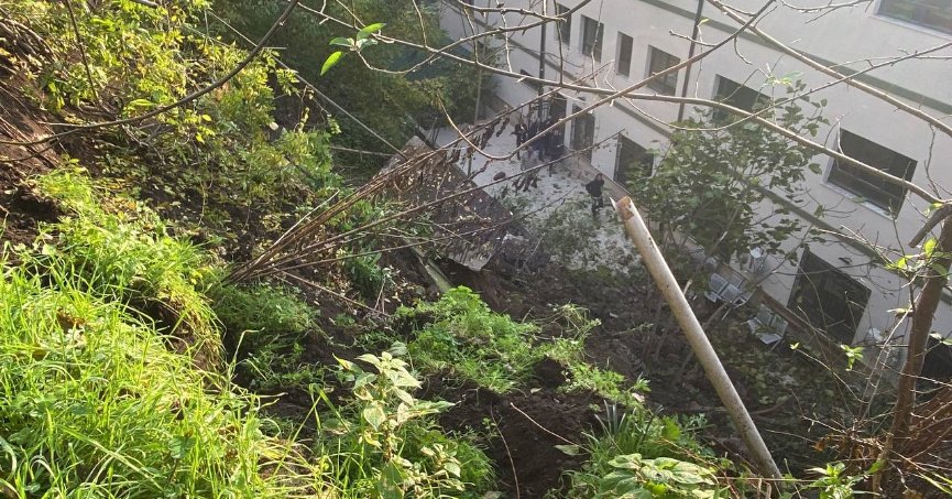 Milli Eğitim Müdürlüğü’nün bahçesine istinat duvarı çöktü