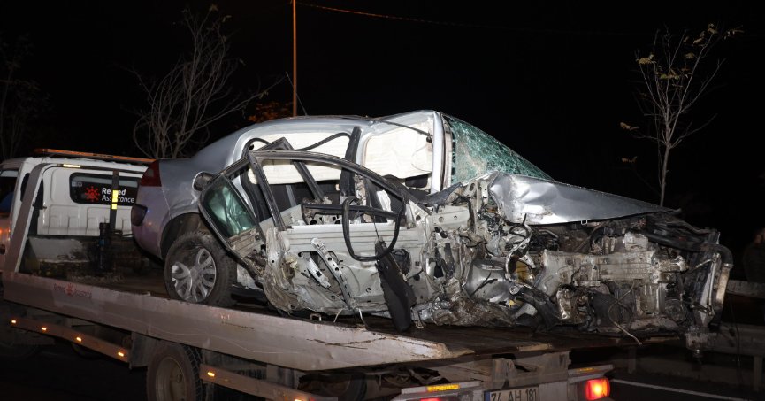 Otomobil bariyere çarptı: 4 yaralı