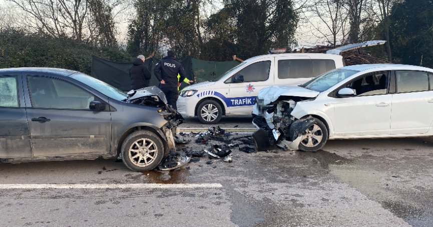 İki otomobil kafa kafaya çarpıştı: 4 yaralı