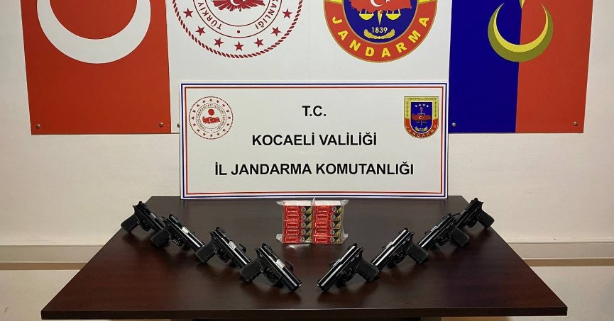 2 araçtan 8 tabanca çıktı: 3 gözaltı