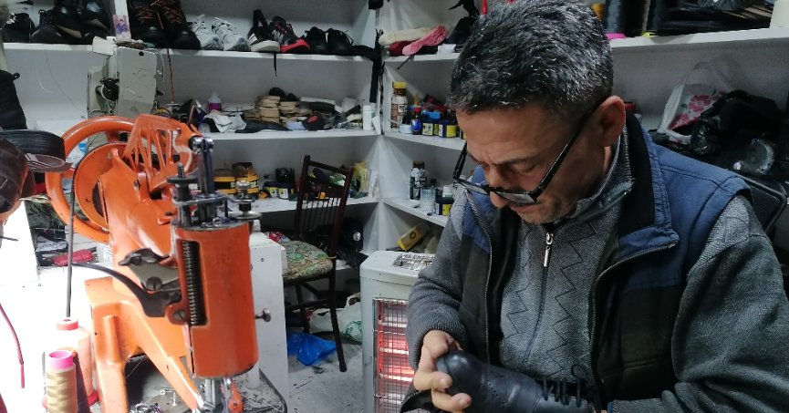 Ayakkabı tamirciliğini 33 yıldır sürdürüyor