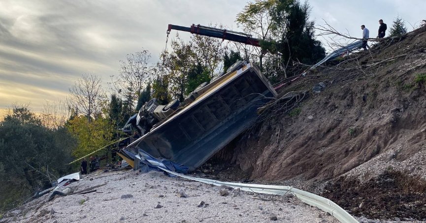 Hafriyat kamyonu devrildi: 1 ölü, 1 yaralı