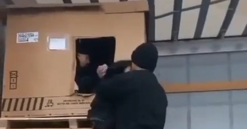 Tır dorsesindeki kutudan mülteci çıktı