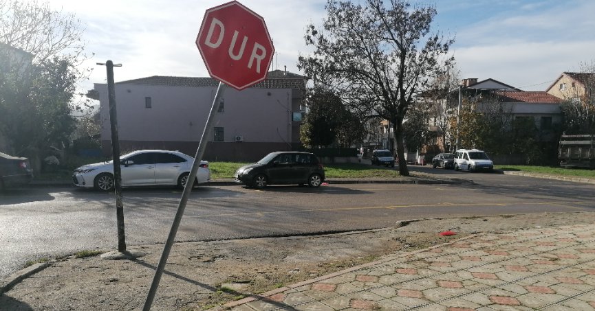 Eğilen tabelalara bakım gerekli