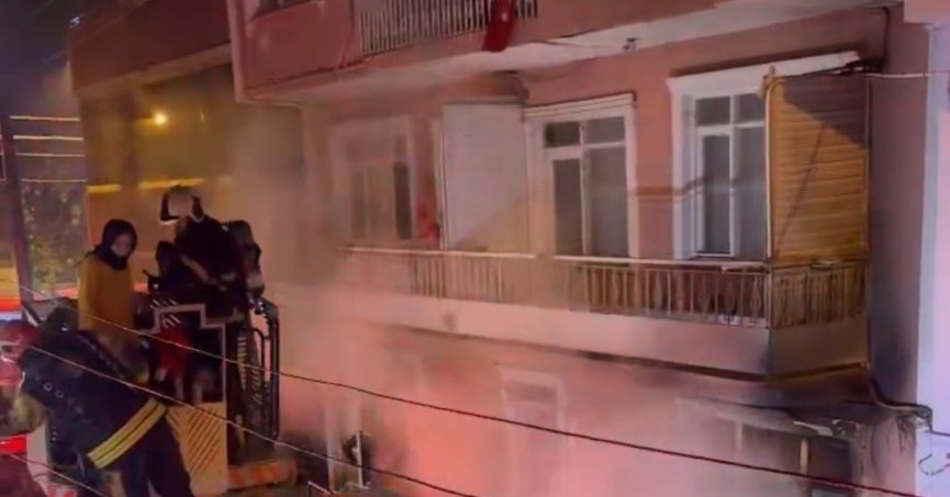 Yangın çıkan binada mahsur kalan kadını itfaiye kurtardı