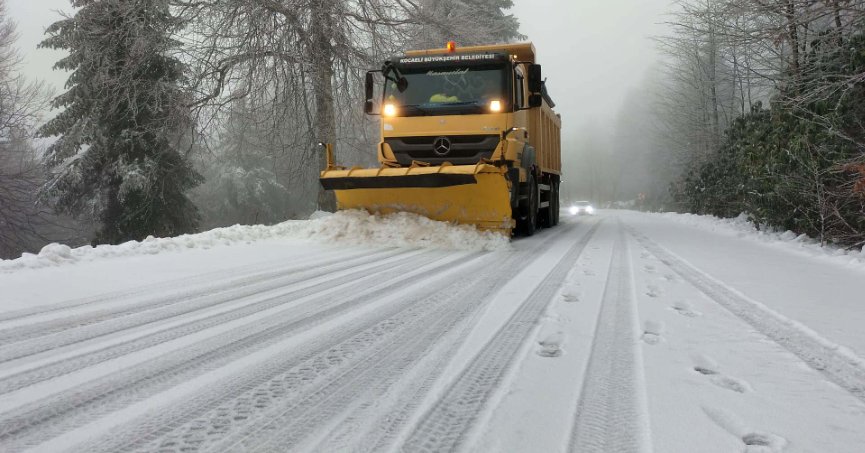 Büyükşehir ekipleri kar nöbetindeydi