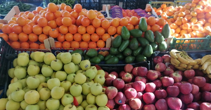 Semt pazarında meyvelere ilgi yoğun