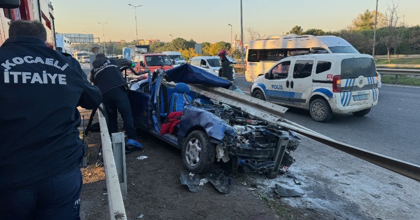 Bariyere saplanan araçtaki anne ile oğlu öldü