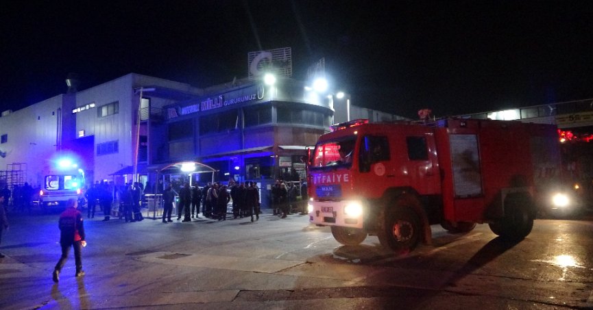 Lastik fabrikasında yangın: 8 işçi dumandan etkilendi