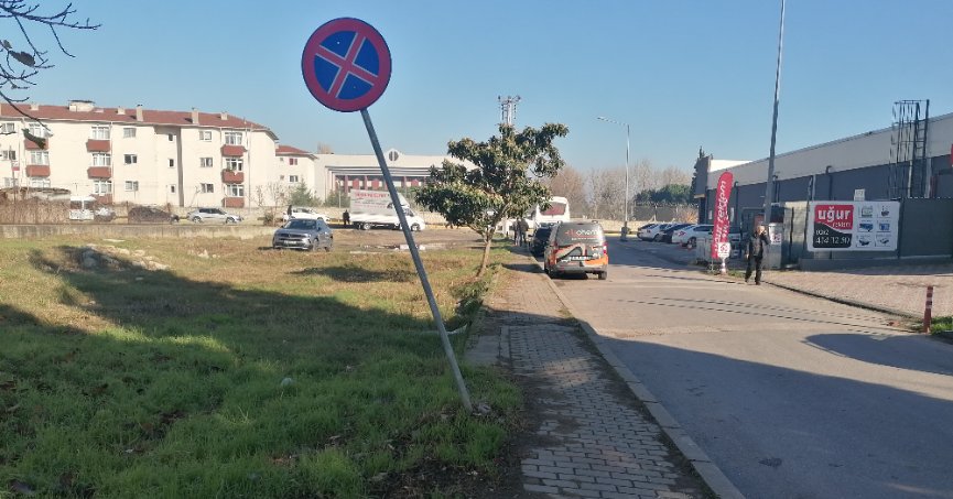 Eğik durumdaki tabela düzeltilmeli