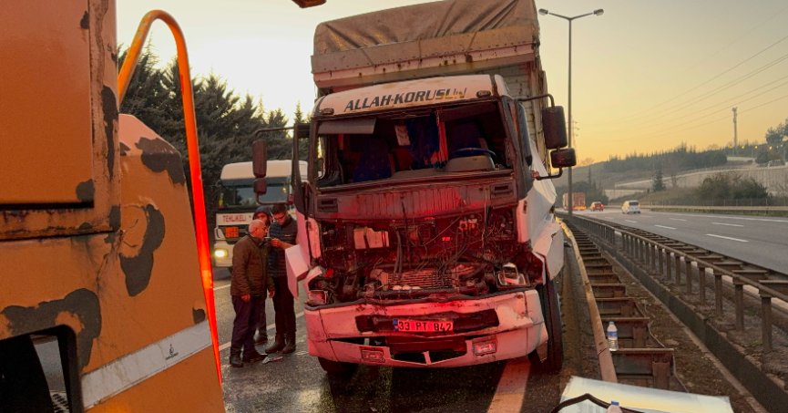 İki tırın karıştığı kaza ulaşımı aksattı
