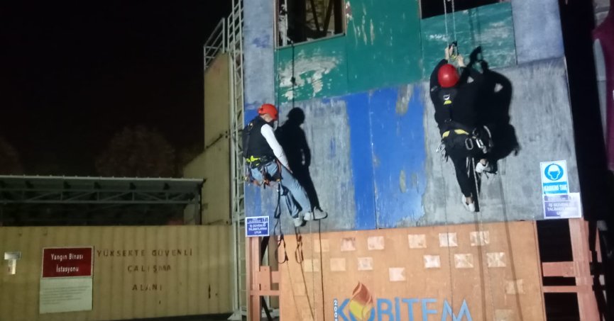 Afet gönüllüleri Büyükşehir İtfaiyesi ile tecrübeleniyor