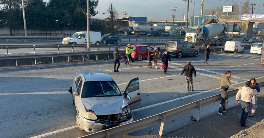 8 araç birbirine girdi: 3 yaralı