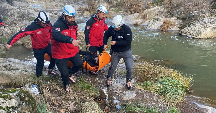 Kanyonda gezerken düşen şahıs kurtarıldı