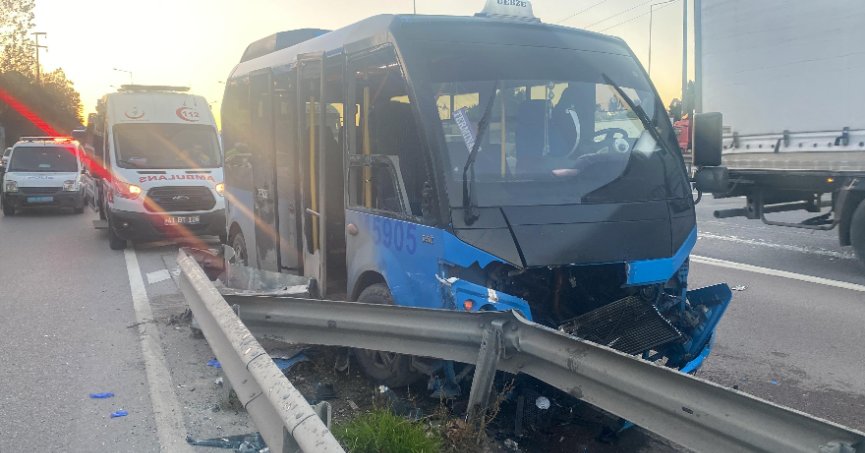 Minibüs bariyere çarptı: 15 yaralı