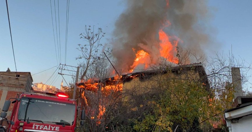 Yangın çıkan gecekondu kullanılamaz hale geldi