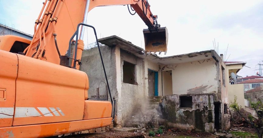 Tehlike arz eden binalar yıkıldı