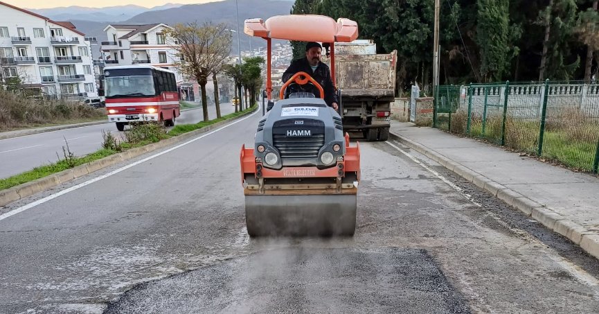 Asfalt yama çalışması ile sorunlar gideriliyor