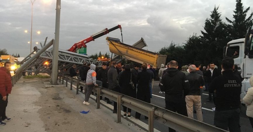 TEM’de damperi açılan tır yön levhasını devirdi