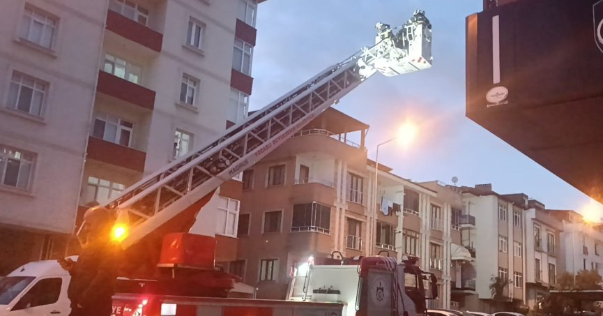 Binanın çatısında çıkan yangın söndürüldü