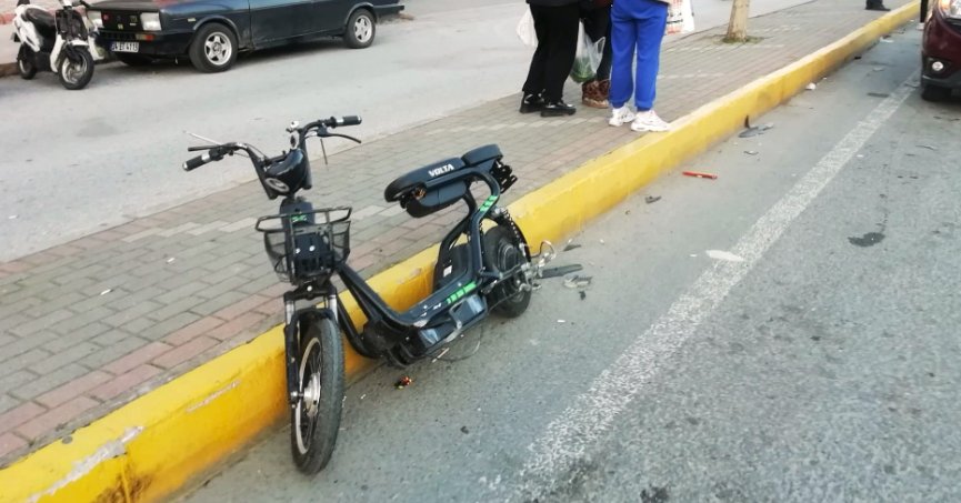Taksiyle çarpışan elektrikli bisikletin sürücüsü yaralandı