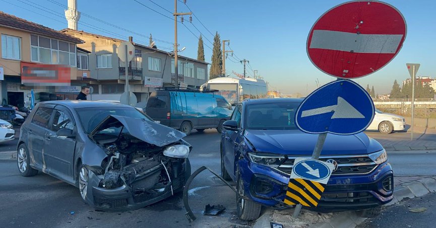 İki aracın çarpıştığı kazada 3 yaralı