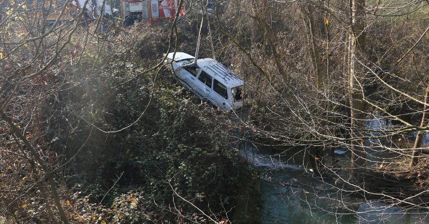 Dereye devrilen otomobilin sürücüsü öldü