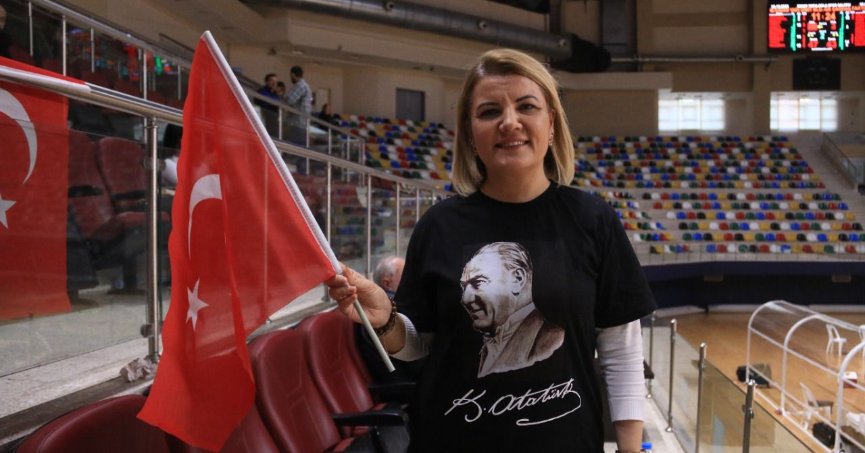 Taraftarlar Türk bayraklarıyla destek verdi