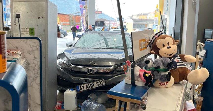 Sürücüsünün fren yerine gaza bastığı araç markete girdi