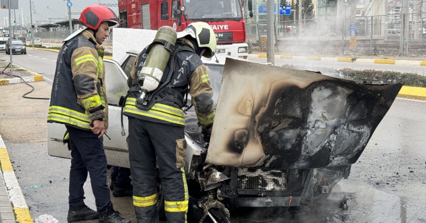 Yangın çıkan otomobil kullanılamaz hale geldi