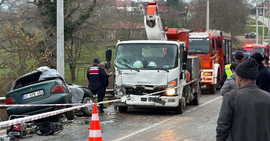 Vinçle çarpışan otomobilin sürücüsü öldü